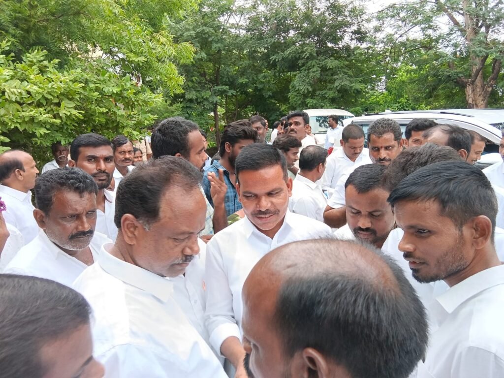 శాయంపేట మండలంలో ప్రభుత్వం ఇచ్చిన హామీలను, పూర్తిచేయాలని బహుజన సంక్షేమ సంఘం<br> ఆధ్వర్యంలో ఎమ్మెల్యే గండ్ర సత్యనారాయణ రావుకి వినతి పత్రం
