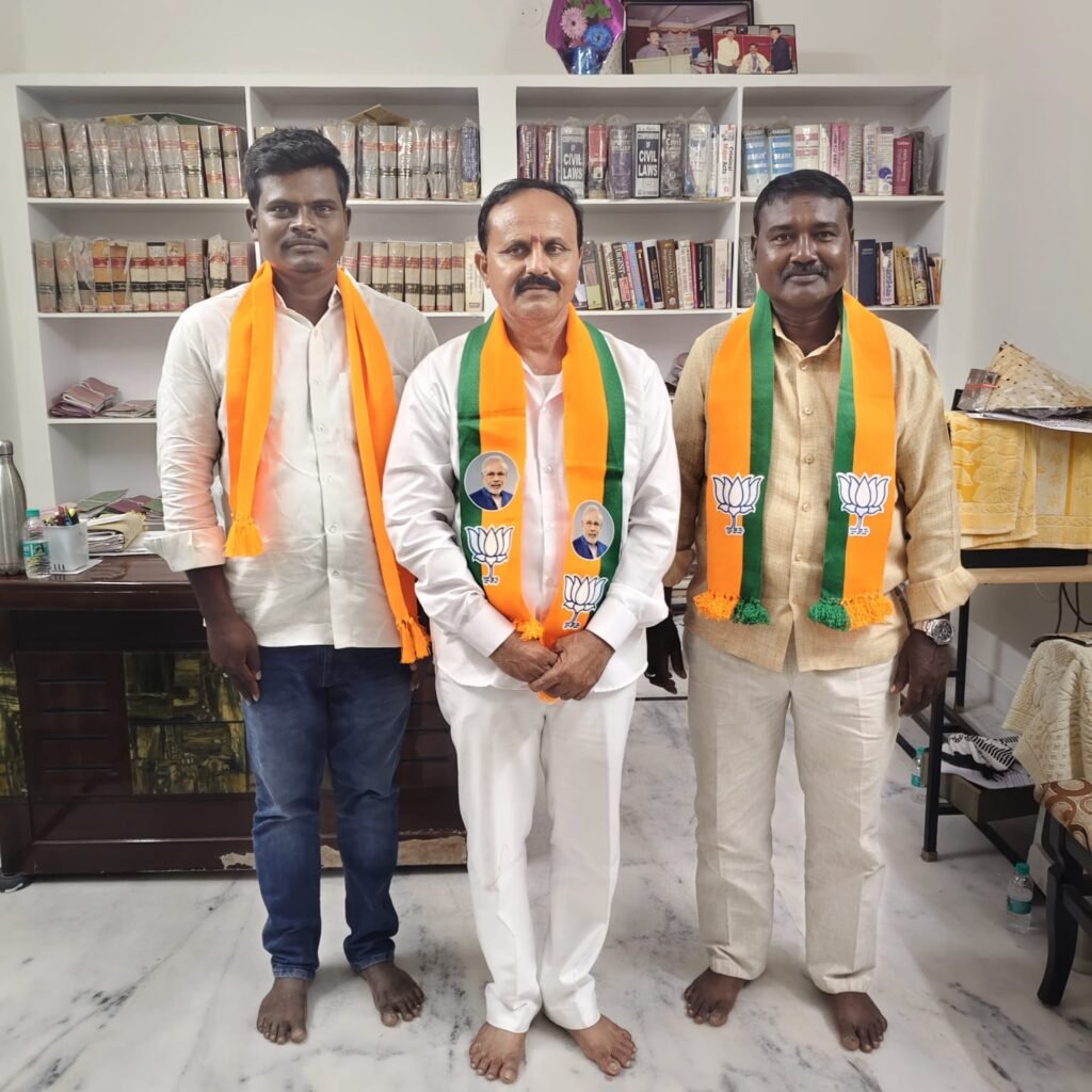 కరీంనగర్ జిల్లా బీజేపీ అధ్యక్షుడిని మర్యాద పూర్వకంగా కలిసిన- గుగ్గిళ్ల గ్రామ సర్పంచ్ గుగ్గిళ్ల మల్లయ్య