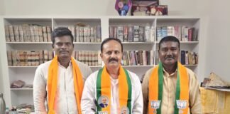 కరీంనగర్ జిల్లా బీజేపీ అధ్యక్షుడిని మర్యాద పూర్వకంగా కలిసిన- గుగ్గిళ్ల గ్రామ సర్పంచ్ గుగ్గిళ్ల మల్లయ్య