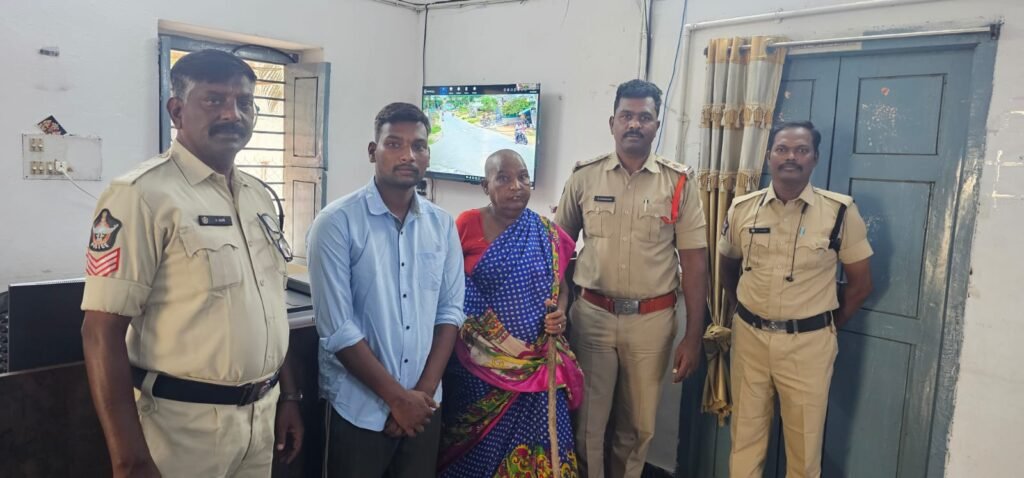 తప్పిపోయిన వృద్ధురాలని రెండు గంటల్లో గుర్తించిన పెనుమూరు పోలీసులు