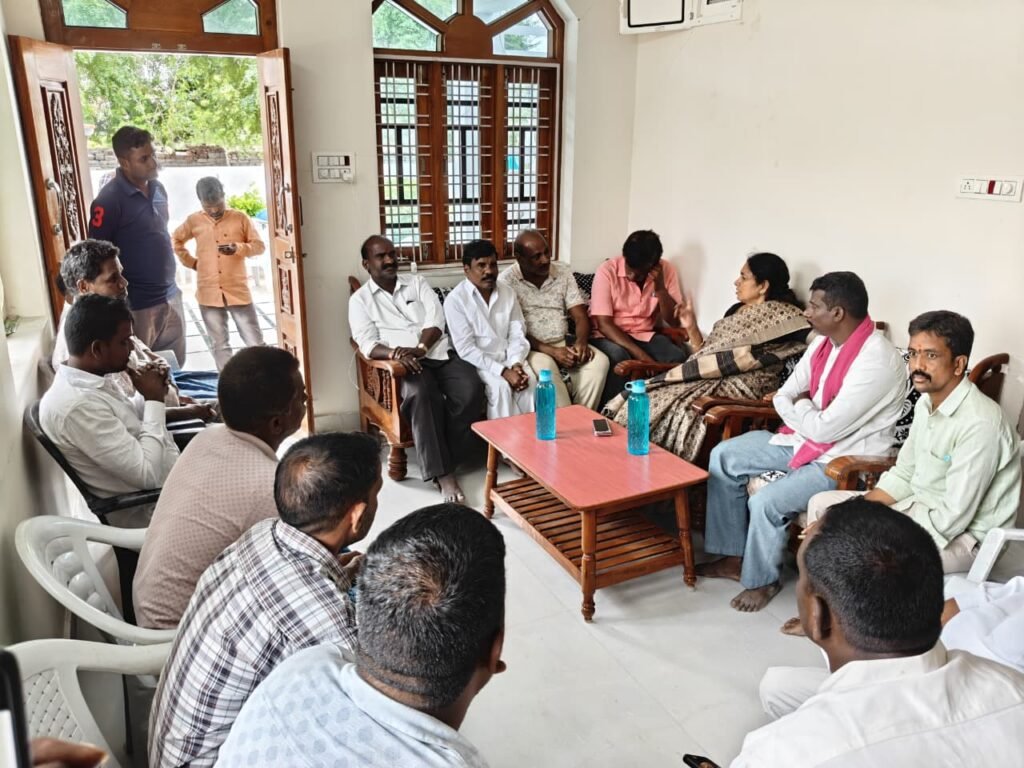దొంతిరి హరిశంకర్ రెడ్డి కుటుంబాన్ని పరామర్శించిన ఆలేరు మాజీ ఎమ్మెల్యే గొంగిడి సునీత
