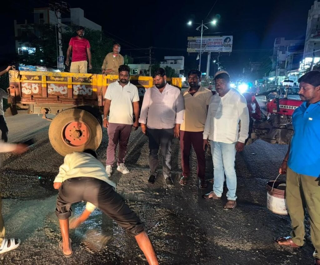 రహదారి గుంతలు మరమ్మత్తులు చేపించిన మున్సిపల్ చైర్మన్