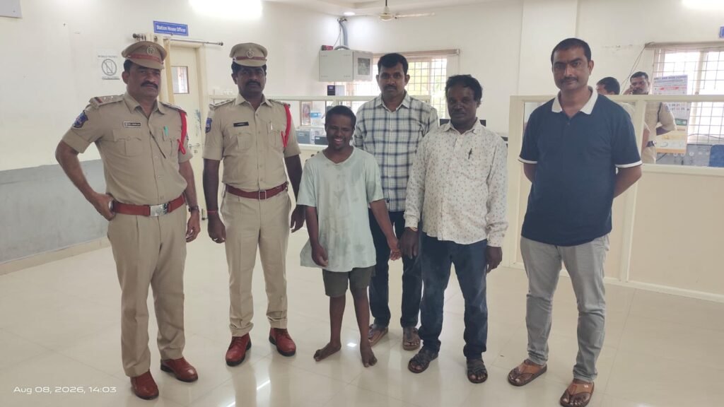తప్పిపోయిన దివ్యాంగుడు అఖిల్ ను తల్లి ఒడికి చేర్చిన జవహర్ నగర్ పోలీసులు