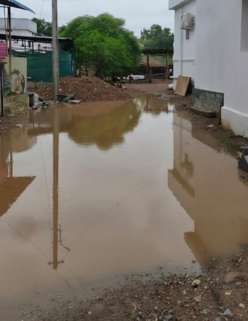 డ్రైనేజీ కాలువలు లేక రోడ్లపై నిలిచిన వర్షపు నీరు
