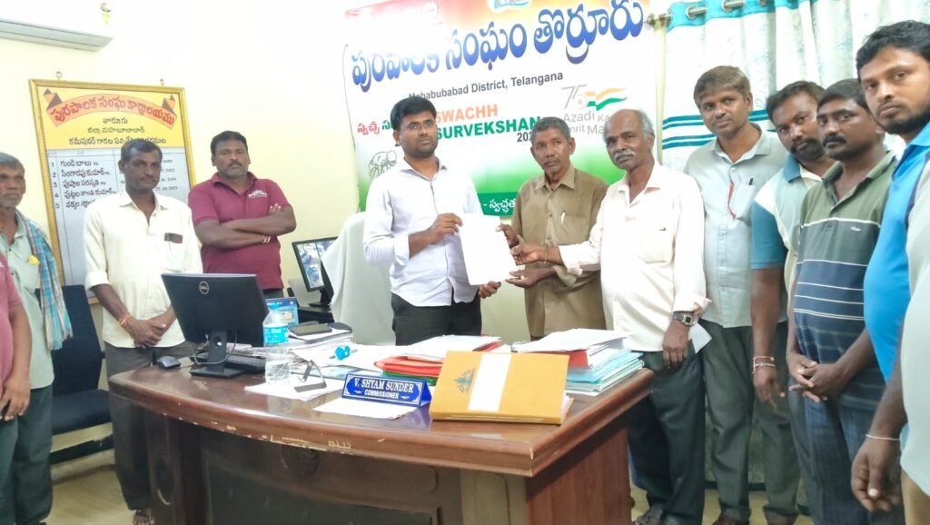 కార్మికుల జీతాలు తగ్గించడం సరికాదు