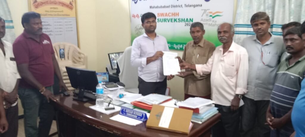 కార్మికుల జీతాలు తగ్గించి కడుపు కొట్టడం సరికాదు