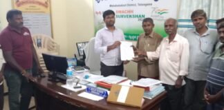 కార్మికుల జీతాలు తగ్గించి కడుపు కొట్టడం సరికాదు