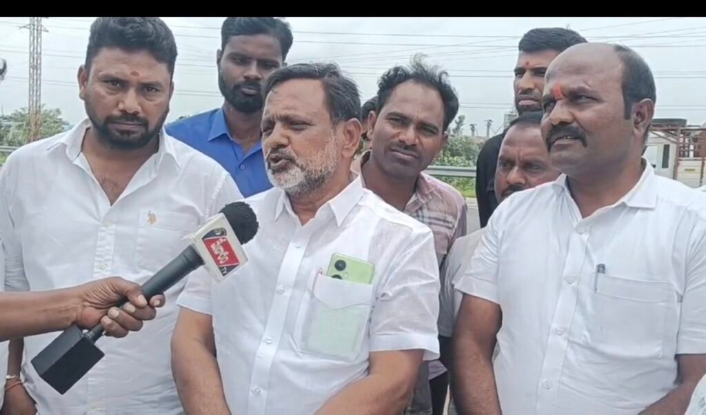 నర్సంపేట  నియోజకవర్గంలో నల్లబెల్లి కీ పెద్ది కుటుంబాన్ని పరామర్శించేందుకు వస్తున్న తొలి ముఖ్యమంత్రి కేసీఆర్ కు ఘన స్వాగతం