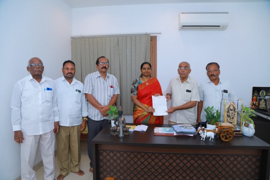 విశ్రాంత ఉద్యోగుల సమస్యలు పరిష్కరించండి