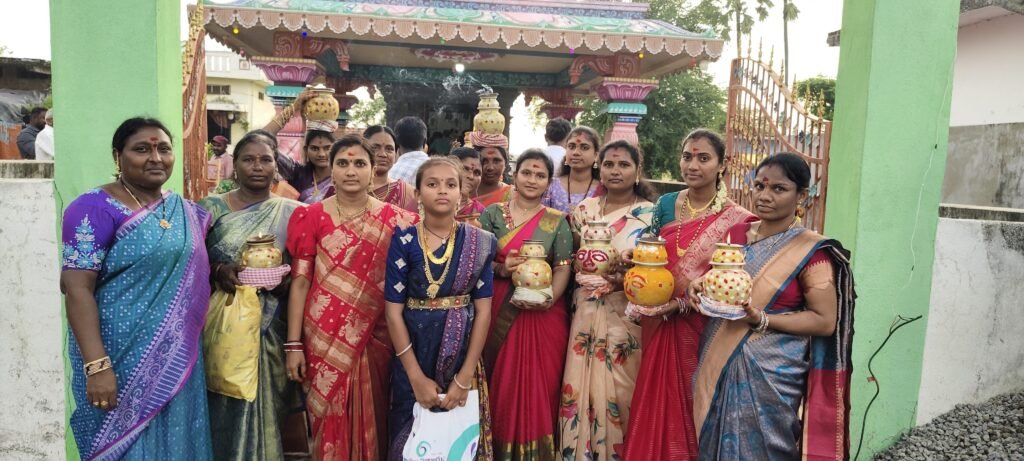 అర్పణపల్లిలో ఆధ్యాత్మిక సందడి.. ముత్యాలమ్మ తల్లి బోనాల జాతర !<br>