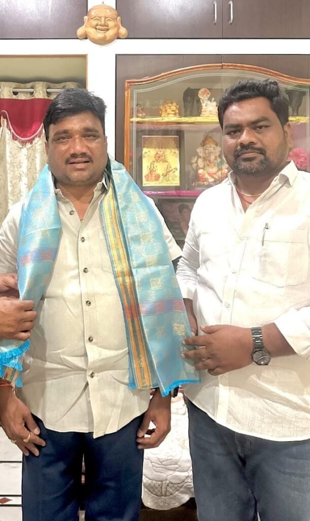ఆసంపల్లి శ్రీనివాసుని కలిసిన మాదిగ జేఏసీ నాయకుడు