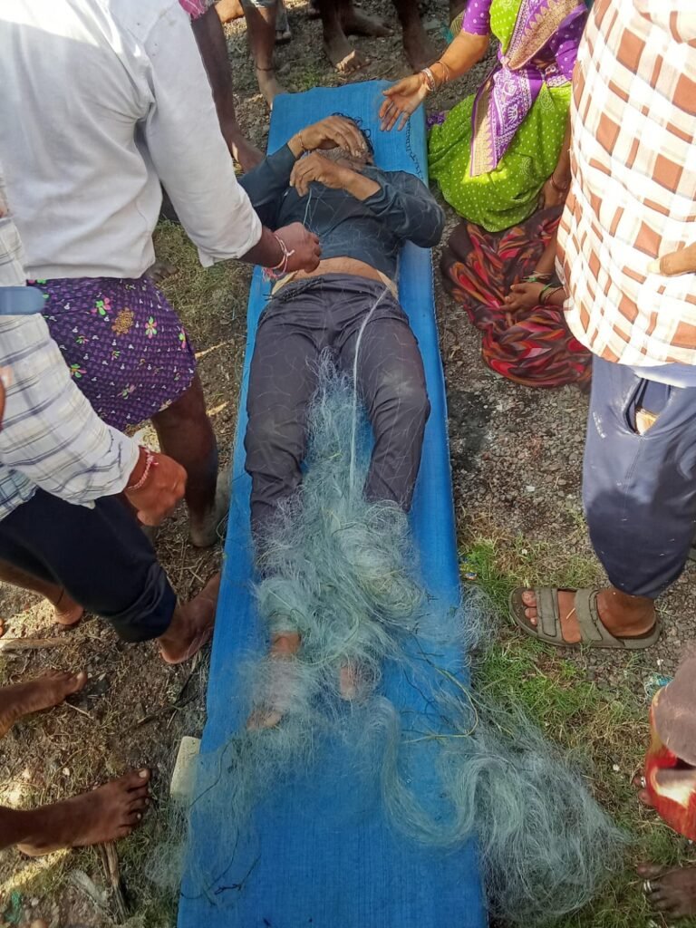 చేపల వేటకు వెళ్లి వలలో చిక్కుకొని మత్స్యకారుడు మృతి