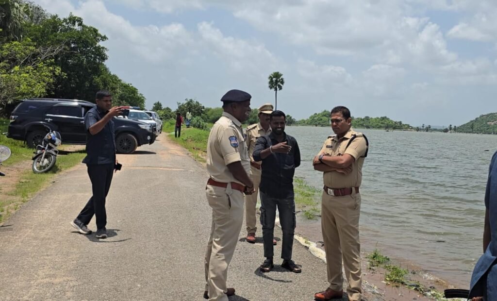 ప్రజావాణి కథనానికి స్పందన మిడ్ మానేరు బ్యాక్‌వాటర్‌ను సందర్శించిన జిల్లా ఎస్పీ మానేరు బ్యాక్‌వాటర్ వద్ద కార్లతో స్టంట్లు.. అత్యుత్సాహంపై స్పందన