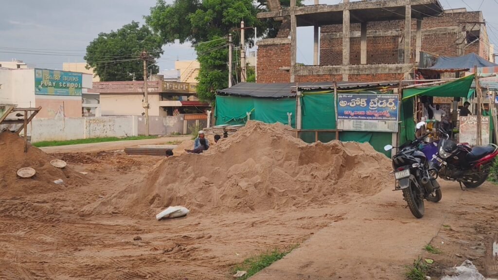 గోదావరి ఇసుక పేరుతో జరుగుతున్న కమర్షియల్ దందాలపై అధికారులు మౌనం వీడాలి*