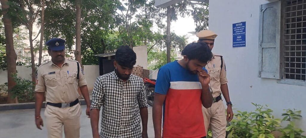 అంతర్రాష్ట్ర నేరస్తుల అరెస్ట్‌….పోచారం ఐటీ కారిడార్‌ పోలీసుల చాకచక్యం.. బంగారం, వెండి, ద్విచక్ర వాహనం స్వాధీనం