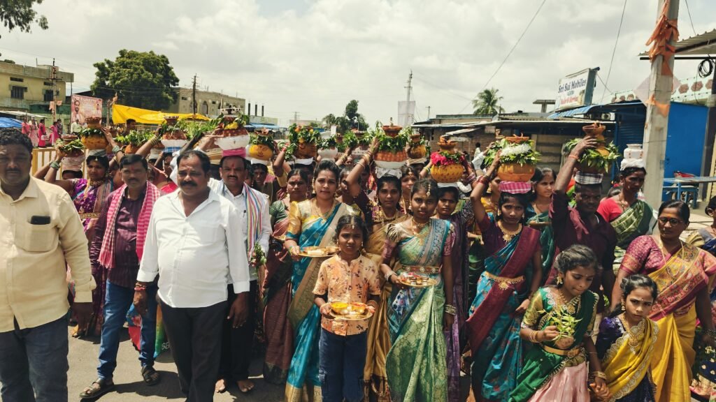వడ్డేరా కాలనీలో&nbsp; లో ఘనంగా నల్ల పోచమ్మ తల్లి బోనాలు