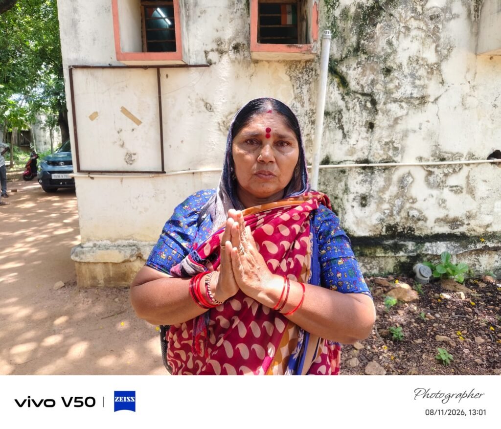 నాకు న్యాయం చేయండి ఆర్ డి ఓ కు మొరపెట్టుకున్న వృద్ధురాలు