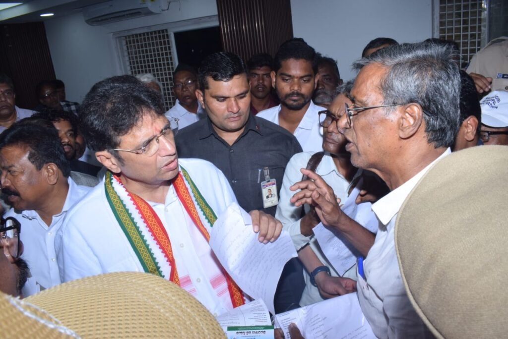 శ్రీధర్‌బాబును కలిసిన మారం లక్ష్మారెడ్డి….ఘట్కేసర్ సమస్యల పరిష్కారానికి వినతిపత్రం అందజేత