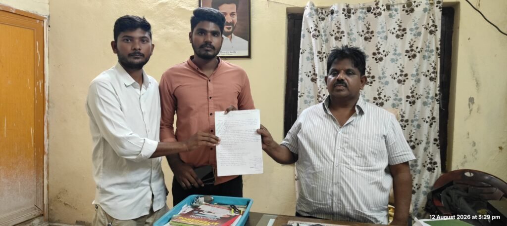 ఇప్పలపల్లి లో వార్డ్ సభ్యులకు సమాచారం లేకుండా గ్రామసభ    మొగుళ్లపల్లి /ప్రజావాణి : మొగుళ్లపల్లి మండలం ఇప్పలపల్లి గ్రామం లోని ఆగష్టు 11న వార్డ్ సభ్యులకు ముందస్తు సమాచారం ఇవ్వకుండానే గ్రామ సభ  నిర్వహించారు అని 1వ వార్డ్ మెంబెర్ దూడపాక శ్రీధర్ మరియు దూడపాక శ్రీకాంత్ శ్రీ కృష్ణ మాట్లాడుతూ.ఎజెండా పుస్తకం అందించకుండా సభ్యుల సంతకాలు తీసుకోకుండా సభ నిర్వహించడం పంచాయతీరాజ్ చట్టం -2018కు విరుద్ధమని పేర్కొంది బాధ్యులపై సమగ్ర విచారణ జరిపి చర్యలు తీసుకోవాలి అని ఎంపీడీవో ను కోరారు సర్పంచ్ ఉప సర్పంచ్ల పై చర్యలు తీసుకోవాలని డిమాండ్ చేసింది. మండల వరర్డ్ మెంబెర్ ల ఫోరం ఆరోపించారు.ఈ కార్యక్రమం లో మొగుళ్ళపల్లి మండల వార్డు మెంబర్ల ఫోరం అధ్యక్షులు చిలుమారి శ్రీనివాస్, గౌరవ అధ్యక్షులు బండారి కుమార్, ప్రధాన కార్యదర్శి దూడపాక శ్రీకృష్ణ, మరియు మొగుళ్లపల్లి మండలం వార్డు సభ్యులు మహేష్ పాల్గొన్నారు