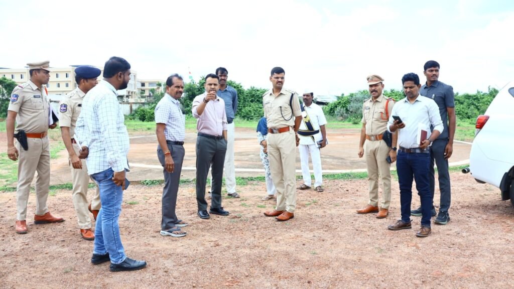 *ముఖ్యమంత్రి పర్యటన ఏర్పాట్లను వేగంగా పూర్తి చేయాలి* .నిర్దేశిత గడువులోగా పనులు పూర్తి చేసి పరిసరాలను ఆకర్షణీయంగా సుందరీకరించాలి. .జిల్లా కలెక్టర్ బోర్ఖడే హేమంత్ సహదేవరావు.  *ములుగు జిల్లా స్టాఫ్ రిపోర్టర్‌ (ప్రజావాణి)*  రాష్ట్ర ముఖ్యమంత్రి ఎనుముల రేవంత్ రెడ్డి ఈ నెల 16వ తేదీన ములుగు జిల్లా పర్యటన సందర్భంగా అన్ని ఏర్పాట్లను నిర్దేశిత గడువులోగా వేగవంతంగా పూర్తి చేయడంతో పాటు పరిసరాలను ఆకర్షణీయంగా సుందరీకరించాలని జిల్లా కలెక్టర్ బోర్ఖడే హేమంత్ సహదేవరావు సంబంధిత అధికారులను ఆదేశించారు. బుధవారం జిల్లా ఎస్పీ సుధీర్ రామ్నాథ్ కేకన్‌తో కలిసి జిల్లా కలెక్టర్ బోర్ఖడే హేమంత్ సహదేవరావు ప్రభుత్వ డిగ్రీ కళాశాలలోని హెలిప్యాడ్‌ను, గట్టమ్మ వద్ద ఏర్పాటు చేసిన పైలాన్ నిర్మాణం పనులను పరిశీలించి, గట్టమ్మ దేవాలయాన్ని సందర్శించారు.   ఈ సందర్భంగా కలెక్టర్ హెలిప్యాడ్ వద్ద చేపడుతున్న బారికేడింగ్, వీవీఐపీ వేచి ఉండే టెంట్, భద్రతా ఏర్పాట్లతో పాటు పైలాన్ నిర్మాణ పనుల పురోగతిని సమీక్షించి అధికారులకు పలు సూచనలు చేశారు.  ముఖ్యమంత్రి పర్యటనకు సంబంధించిన అన్ని ఏర్పాట్లను పకడ్బందీగా చేపట్టాలని, ఎక్కడా ఎలాంటి లోటుపాట్లకు తావులేకుండా సంబంధిత శాఖల అధికారులు సమన్వయంతో పనిచేయాలని కలెక్టర్ సూచించారు. పైలాన్ నిర్మాణంతో పాటు ఇతర పనులను నిర్దేశిత గడువులోగా పూర్తి చేసి, పరిసర ప్రాంతాలను పరిశుభ్రంగా ఉంచడంతో పాటు ఆకర్షణీయంగా సుందరీకరించాలని ఆదేశించారు. గట్టమ్మ దేవాలయ పరిసరాల పరిశుభ్రత, సుందరీకరణ, వాహనాల పార్కింగ్ స్థలాలు, భద్రత తదితర అంశాలను సమీక్షించి, ముఖ్యమంత్రి పర్యటన సందర్భంగా ఎలాంటి ఇబ్బందులు తలెత్తకుండా అవసరమైన అన్ని ముందస్తు ఏర్పాట్లను పూర్తి చేయాలని సంబంధిత అధికారులను ఆదేశించారు.  అనంతరం  నూతన సమీకృత జిల్లా కార్యాలయాల సముదాయాన్ని పరిశీలించారు. కలెక్టరేట్ ఆవరణలో నిర్మిస్తున్న పైలాన్ పనుల పురోగతిని పరిశీలించి, పనులను వేగవంతంగా పూర్తి చేయాలని అధికారులను ఆదేశించారు. కలెక్టరేట్‌లోని సమావేశ మందిరం, స్టేట్ బోర్డ్ ఛాంబర్, జిల్లా కలెక్టర్ ఛాంబర్ తో పాటు వివిధ కార్యాలయ గదులను పరిశీలించారు. ముఖ్యమంత్రి పర్యటన నాటికి అవసరమైన అన్ని ఏర్పాట్లను పూర్తి చేసి, కార్యాలయాలు, పరిసరాలను పరిశుభ్రంగా, ఆకర్షణీయంగా తీర్చిదిద్దాలని సంబంధిత అధికారులకు సూచించారు. ఈ కార్యక్రమంలో జిల్లా అదనపు కలెక్టర్ రెవెన్యూ సీహెచ్ మహేందర్ జి, ఆర్డీవో కృష్ణవేణి, మునిసిపల్ కమిషనర్ సంపత్ కుమార్, డీఎస్పీ రవీందర్, పంచాయతీరాజ్, ఆర్ అండ్ బీ శాఖల ఎగ్జిక్యూటివ్ ఇంజనీర్లు, ములుగు తహసీల్దార్, సంబంధిత అధికారులు తదితరులు పాల్గొన్నారు.