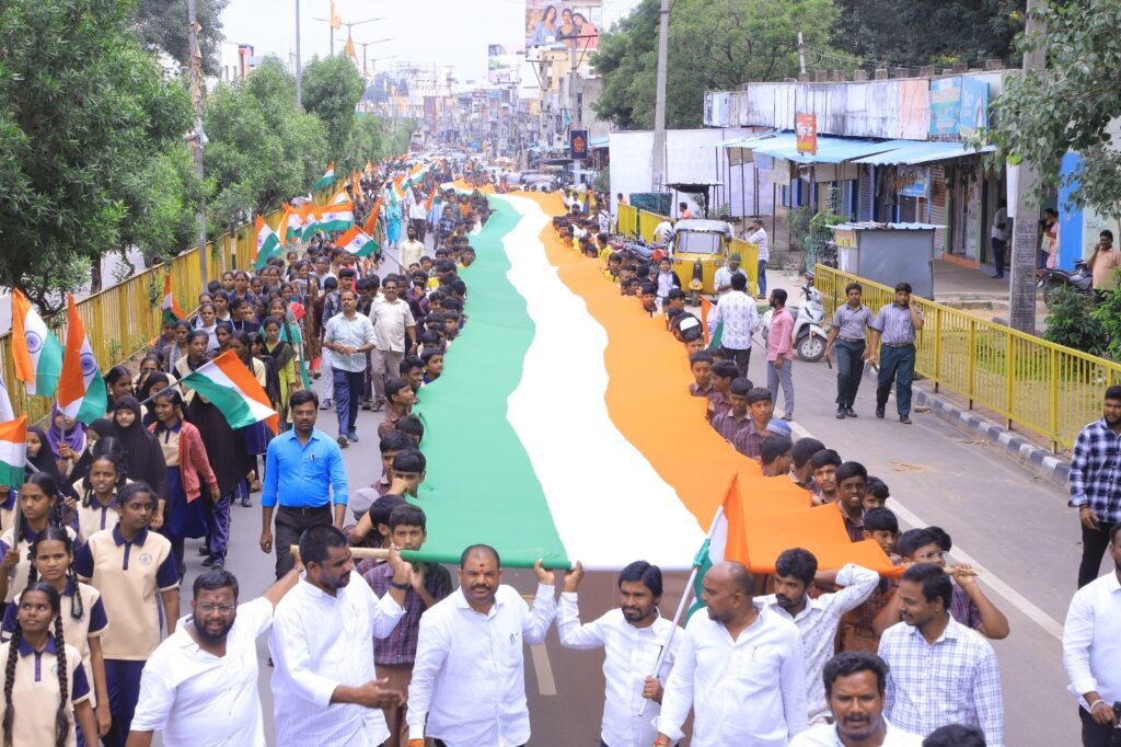 నర్సాపూర్‌లో 500 అడుగుల జాతీయ పతాకంతో ఘనంగా హర్ ఘర్ తిరంగా యాత్ర