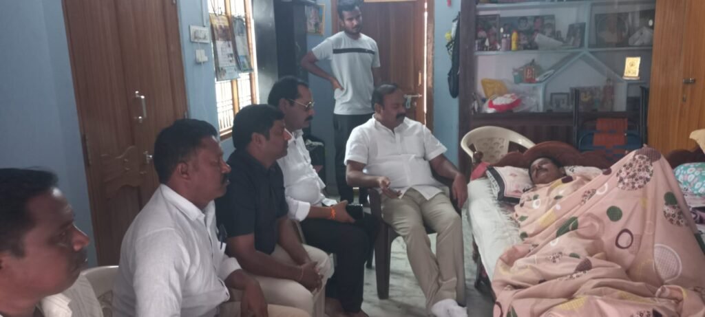 ఎల్కతుర్తి మార్కెట్‌ కమిటీ చైర్మన్‌ ను పరామర్శించిన నాగుర్ల వెంకటేశ్వర్లు
