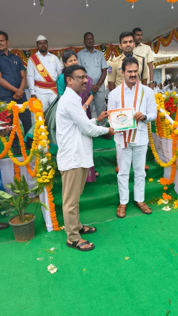 స్వాతంత్ర దినోత్సవ వేడుకల్లో ఉత్తమ ఉద్యోగిగా అవార్డు అందుకున్న గడీల శ్రీనివాస్