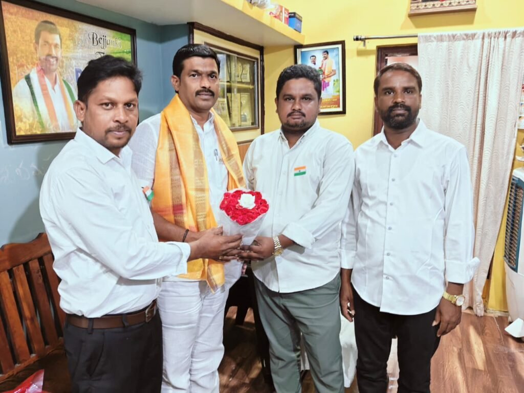 నూతన పీఏసీఎస్ చైర్మన్‌ ని ఘనంగా సన్మానించిన యువజన నాయకులు
