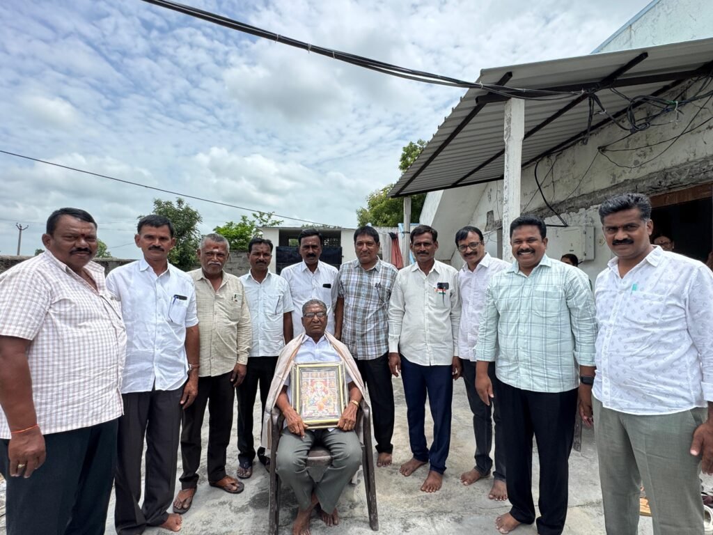 గురువుకు ఘన సన్మానం.. శిష్యుల ఆత్మీయ కలయిక
