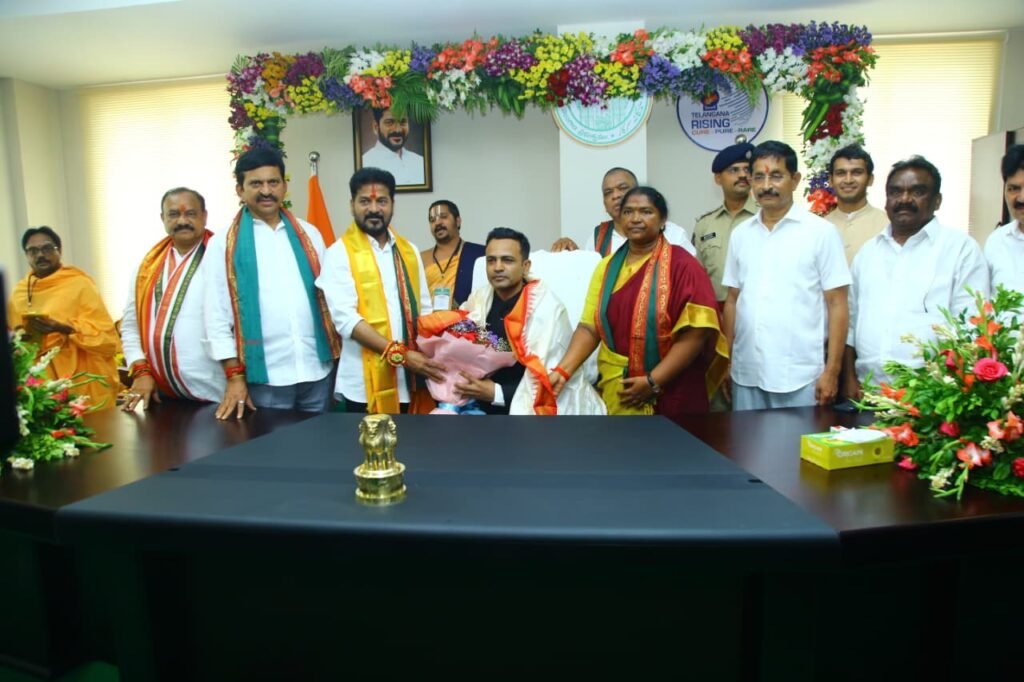 కలెక్టర్‌ కుర్చీలో కలెక్టర్‌ పక్కనే సీఎం ములుగులో ఆసక్తికర దృశ్యం