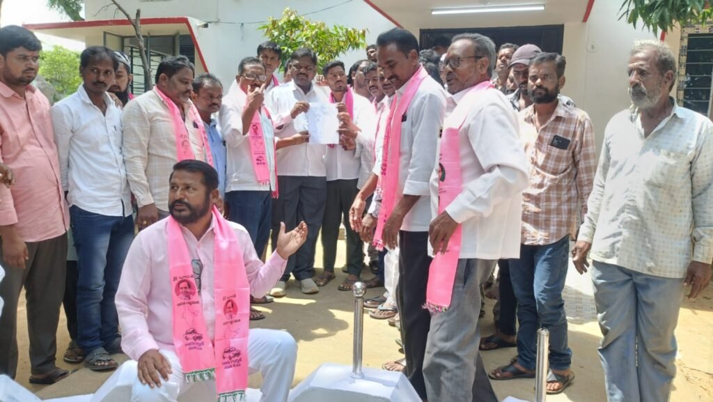 రేవంత్ రెడ్డి,కేసిఆర్ సంక్షేమ పథకాలను చంపుతున్నారని బీఆర్ఎస్ నాయకుల ఫైర్.