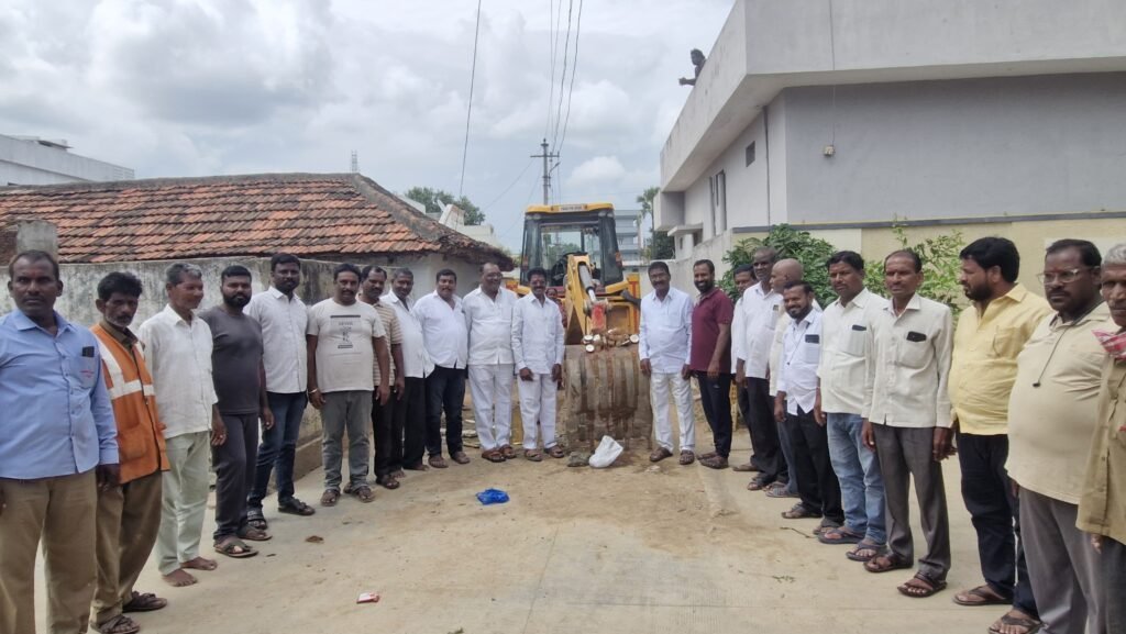 పూడూరులో సీసీ రోడ్ల పనులకు శ్రీకారం