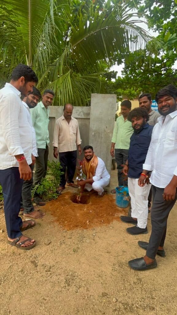 రాజేష్ జన్మదిన వేడుకల సందర్భంగా మొక్కలు నాటిన బీజేపీ నాయకులు
