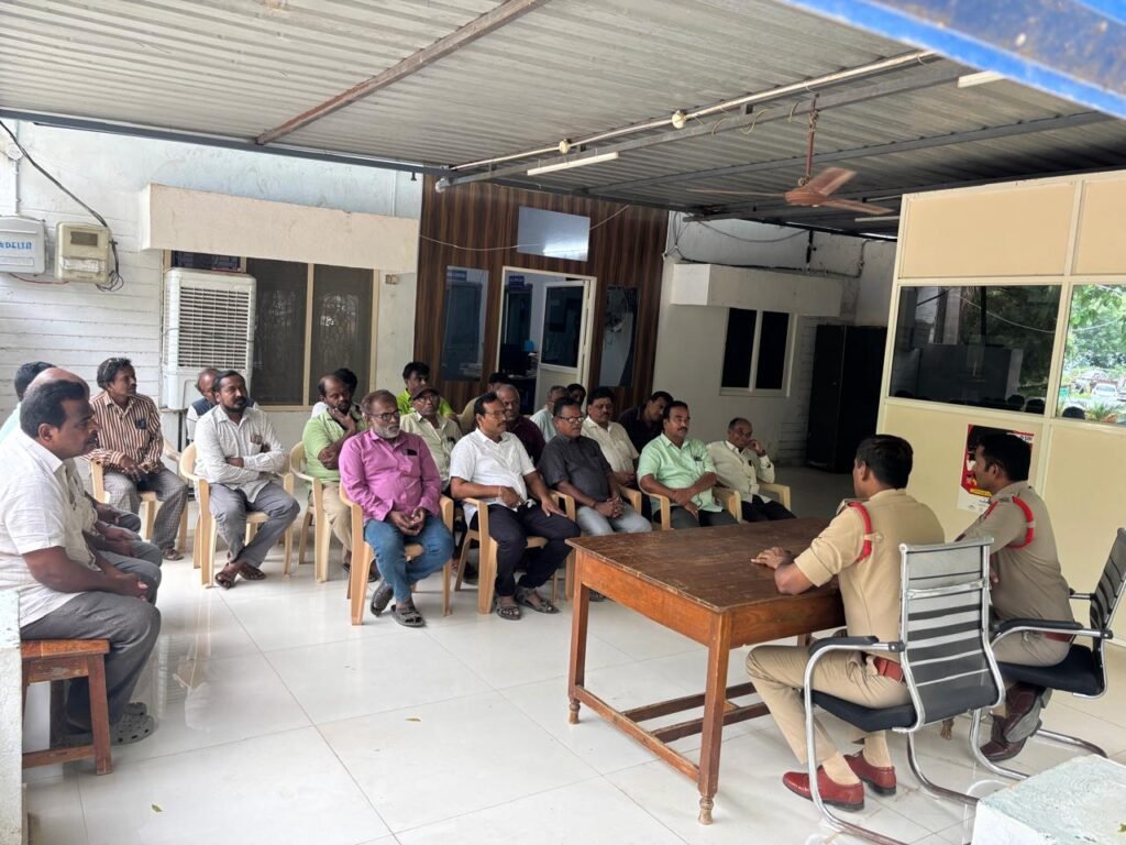 కిరాణా వర్తకుల సంఘంతో పోలీసుల సమావేశం