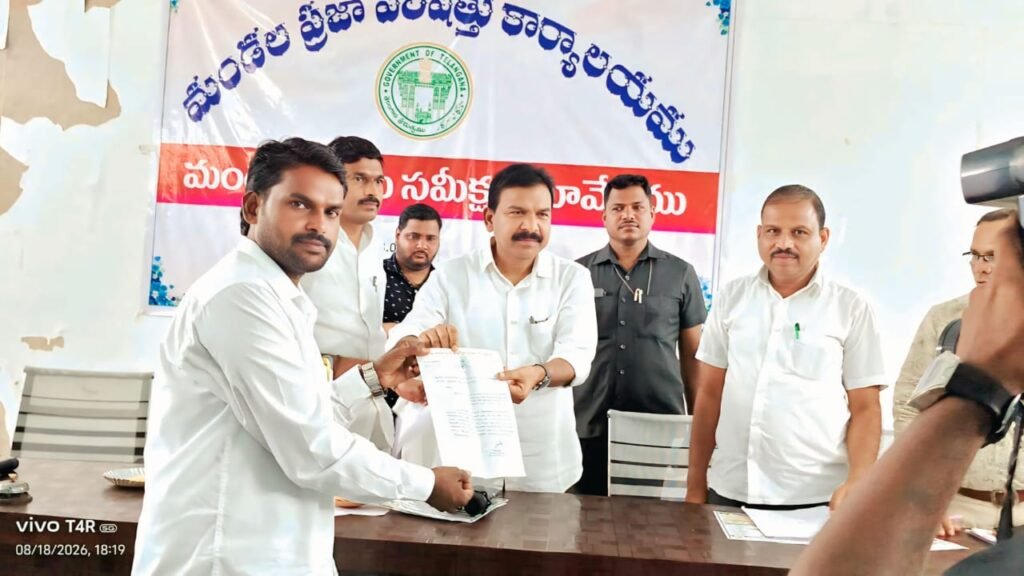 గ్రామ అభివృద్ధికి నిధులు మంజూరు చేయాలి-కళ్లేపల్లి గ్రామ సమస్యలపై ఎమ్మెల్యేకు వినతి పత్రం అందజేసిన -సర్పంచ్ బిగుల్లా మోహన్