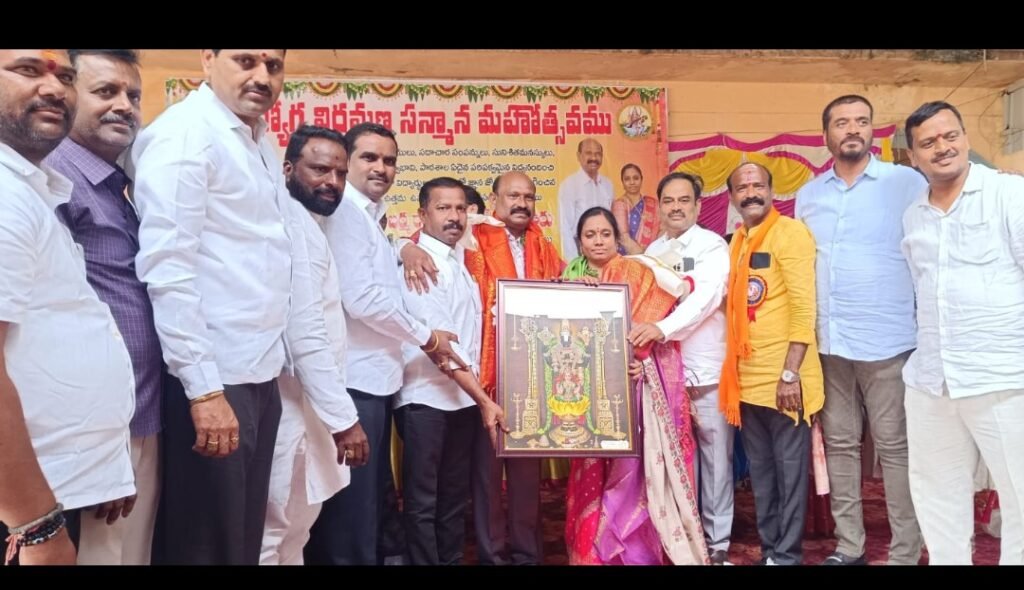 గురువుకు ఘన వీడ్కోలు శిష్యుల ఆత్మీయ సత్కారం