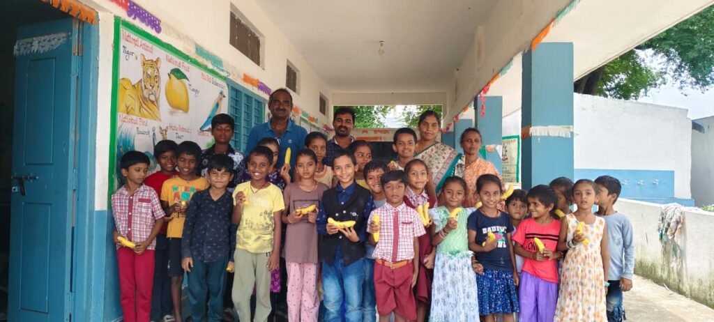అమ్మ ఫౌండేషన్ ఆధ్వర్యంలో ఘనంగారాజీవ్ గాంధీ జయంతి వేడుకలు అరటి పండ్లు పంపిణీ<br>