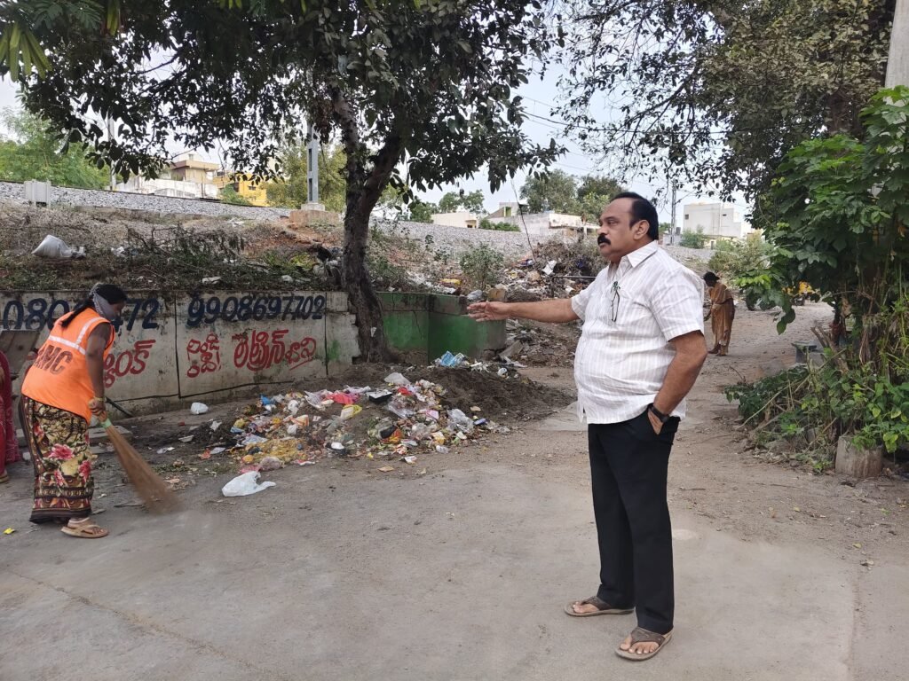 పారిశుద్ధ్య నిర్వహణలో నిర్లక్ష్యం వద్దు స్వీపింగ్ చేసిన వెంటనే చెత్త తొలగించాలి కమిషనర్<br>