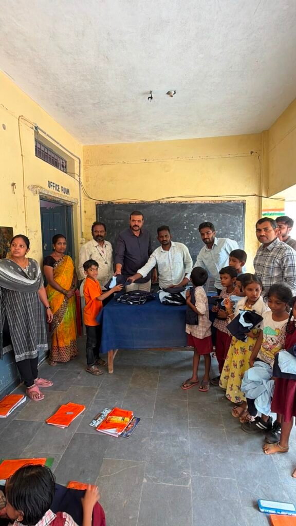 మేడ్చల్ 297 డివిజన్‌లో విద్యార్థులకు ఉచిత యూనిఫామ్స్ పంపిణీ
