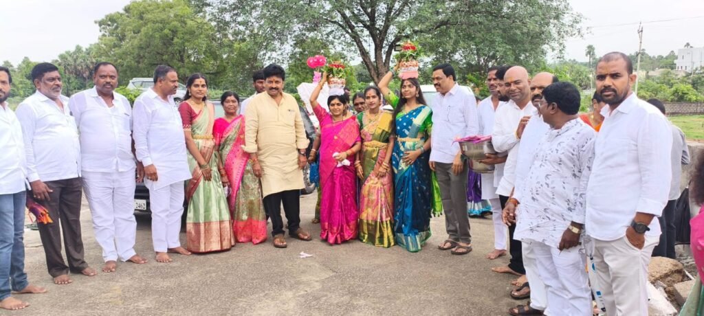 ఘనంగా వేముల మహేష్ గౌడ్ నివాసంలో బోనాల పండుగ