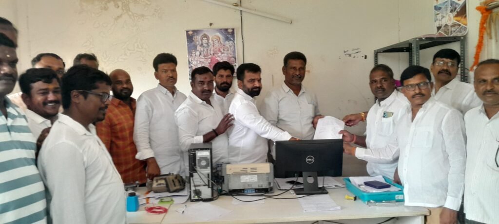 అవుషాపూర్‌లో విద్యుత్ సమస్యలు పరిష్కరించాలి…వారం రోజుల్లో పరిష్కరించకపోతే విద్యుత్ కార్యాలయం ఎదుట ధర్నా: నాయకులు, గ్రామస్థుల హెచ్చరిక