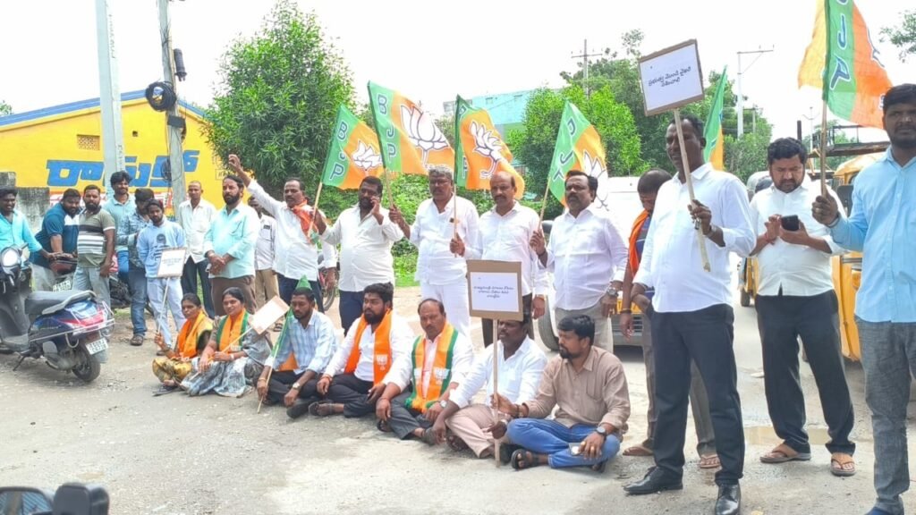 కాచవానీ సింగారం లో అధ్వానంగా మారిన రహదారులపై బీజేపీ ధర్నా….వారం రోజుల్లో పనులు చేపడతామని కమిషనర్ వాణి హామీ