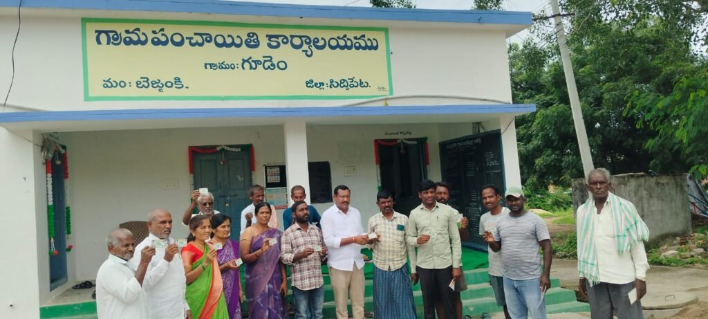 గూడెంలో స్మార్ట్ రేషన్ కార్డుల పంపిణీ చేసిన -సర్పంచ్ గూడెల్లి శ్రీకాంత్
