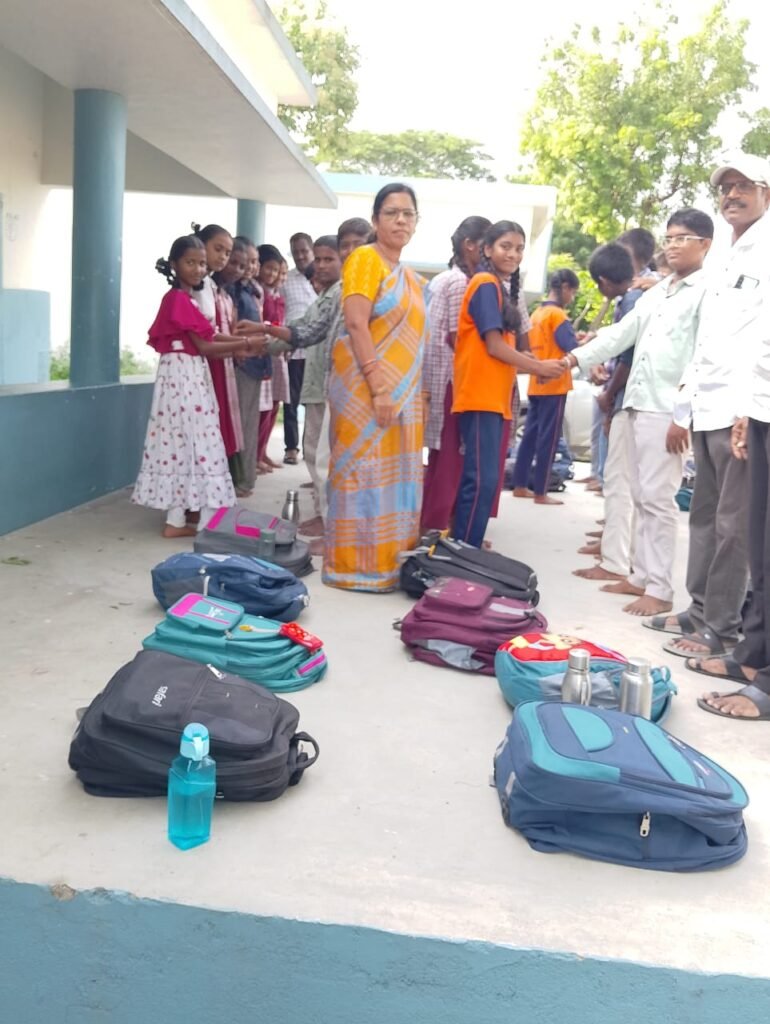గుగ్గిళ్ల ప్రభుత్వ పాఠశాలలో ఘనంగా ముందస్తు రాఖీ పౌర్ణమి వేడుకలు
