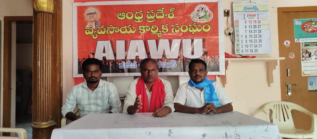 బద్వేల్ సబ్ రిజిస్టర్ విద్యాసాగర్ రెడ్డిని విధులు తప్పించి  అరెస్టు చేయలి.