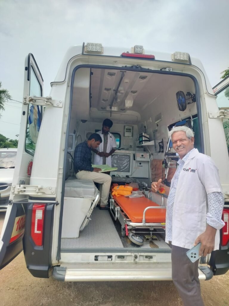 బెజ్జంకి 108 అంబులెన్స్‌లో ఆకస్మిక తనిఖీ ” రికార్డులు, వైద్య పరికరాలు, మందుల స్టాక్ పరిశీలించిన” ప్రోగ్రాం మేనేజర్ -బాయిని సంపత్