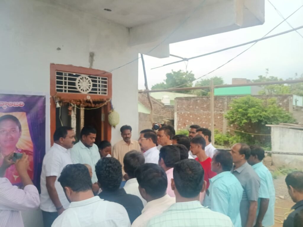 అనాథలైన చిన్నారులకు కాంగ్రెస్ పెద్దల అండ….!