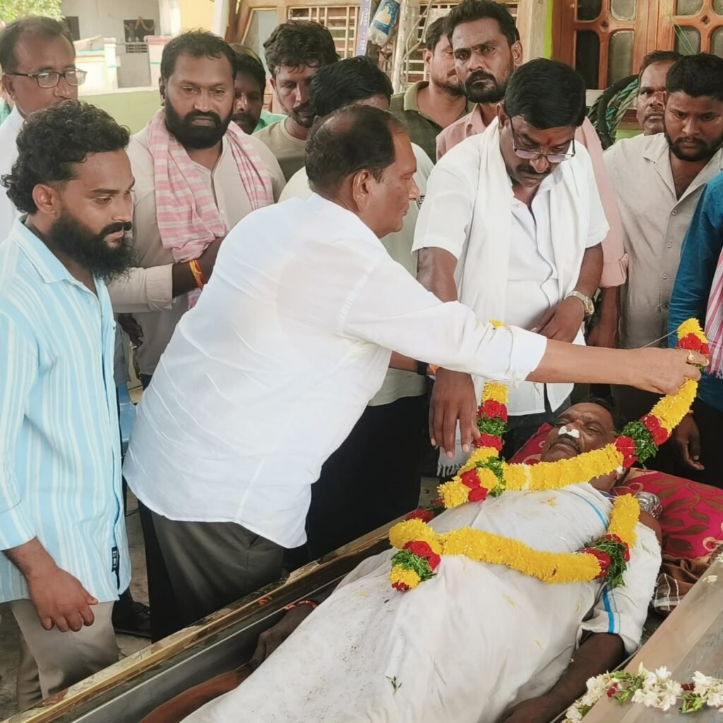 గుండెపోటుతో తిరుపతి గౌడ్ మృతి: కొప్పుల ఈశ్వర్ పరామర్శ