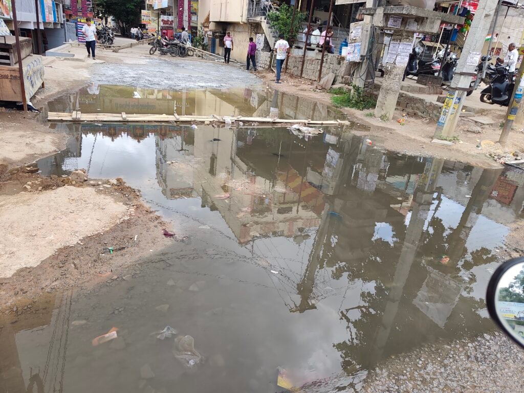 జాతీయ రహదారిపై పొంగిపొర్లుతున్న డ్రైనేజీ