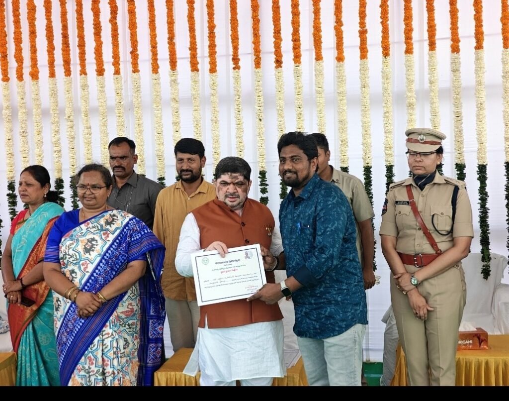 గుగ్గిళ్ల యువకుడికి బెస్ట్ ఎంప్లాయ్ గా అవార్డు    ⭐ విధుల్లో అంకితభావానికి గుర్తింపు.. మంత్రివర్యులు పొన్నం ప్రభాకర్ చేతుల మీదుగా ప్రశంసా పత్రం